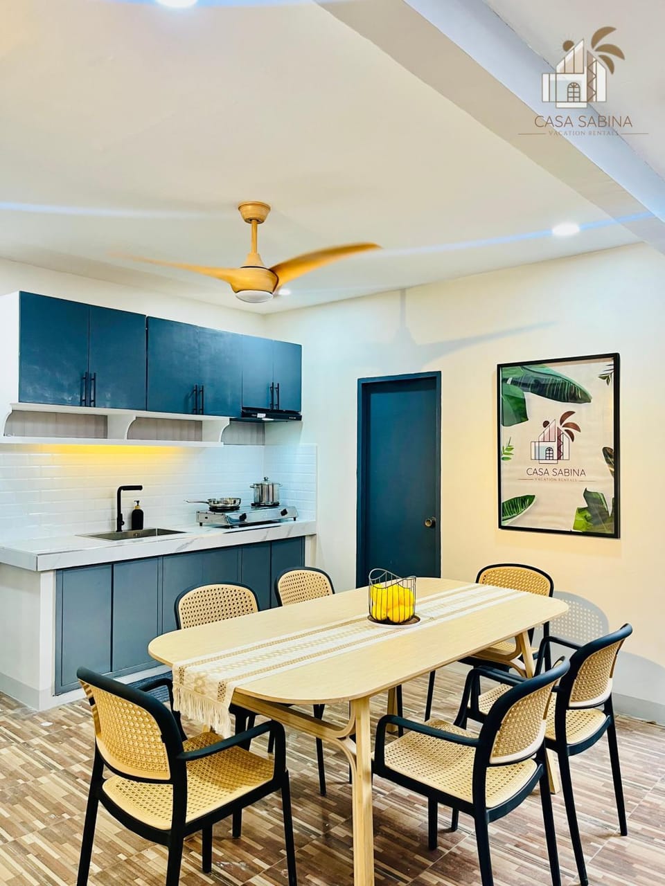 Kitchen or kitchenette, Seating area, Dining area