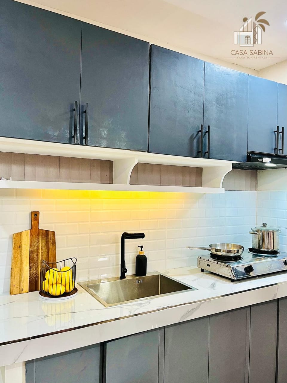 Kitchen or kitchenette, Food and drinks, stove, kitchen