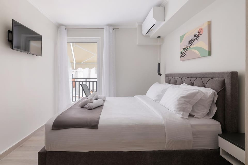 Bed, TV and multimedia, air conditioner