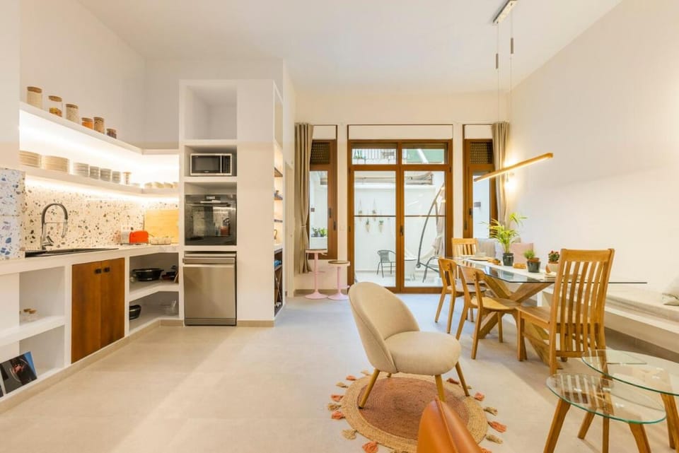 Kitchen or kitchenette, Dining area, dishwasher, oven, pet friendly, stove, toaster
