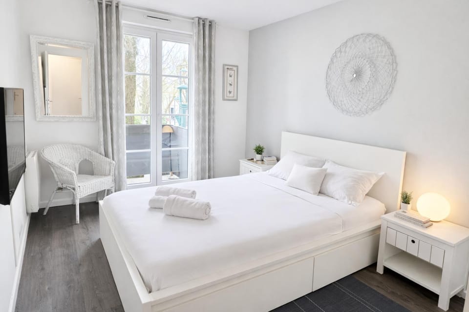Bed, Photo of the whole room, Bedroom, towels