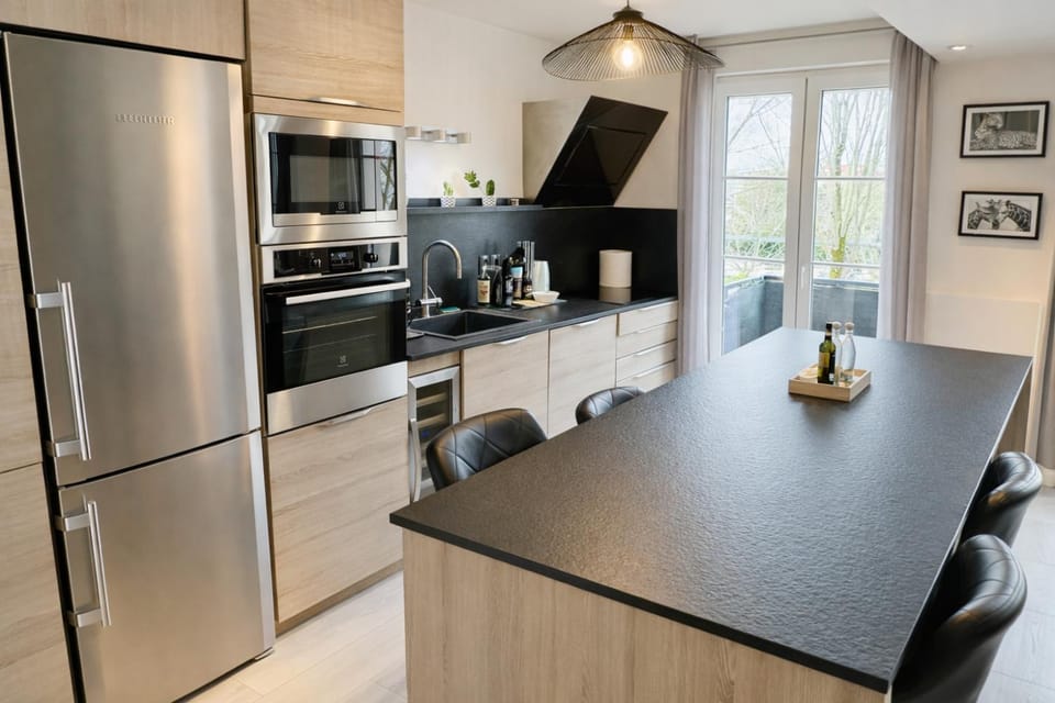 Coffee/tea facilities, Kitchen or kitchenette, dishwasher, oven, stove