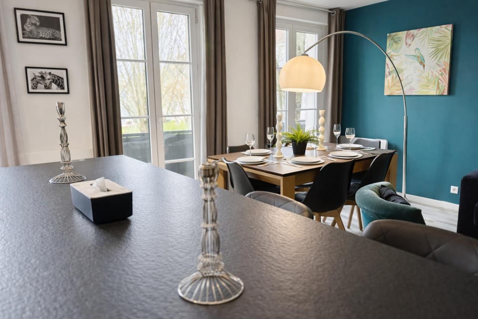Living room, Seating area, Dining area