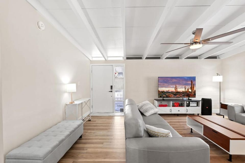 Luxury Mid-Century Modern 3-Bedroom Home House in Phoenix