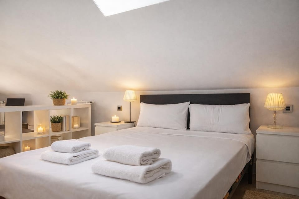 Bed, Bedroom, towels