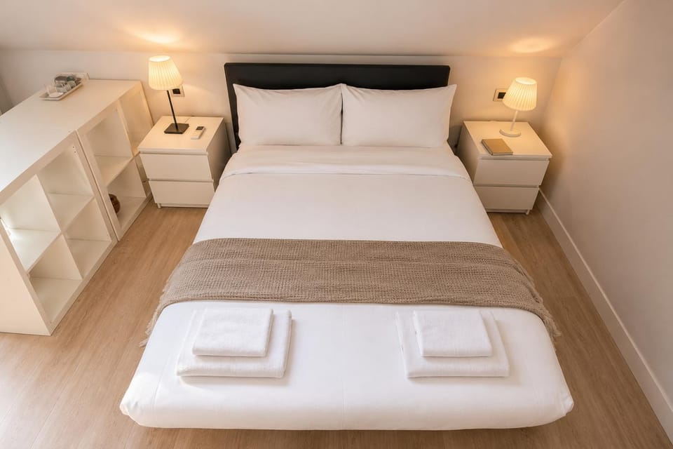 Bed, Photo of the whole room, Bedroom, towels