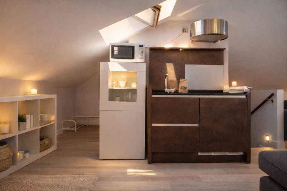 Kitchen or kitchenette, microwave, kitchen