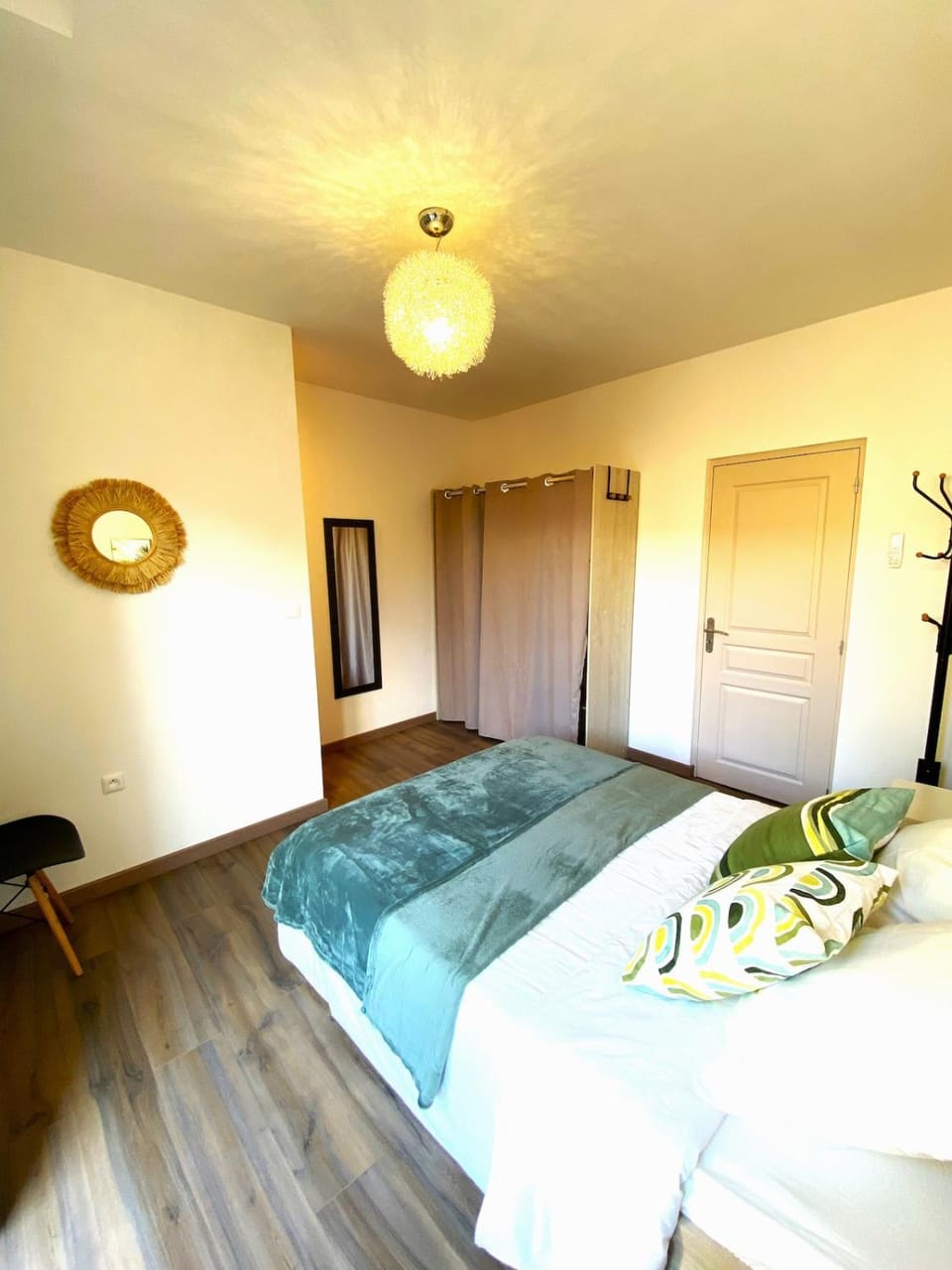 Photo of the whole room, Bedroom