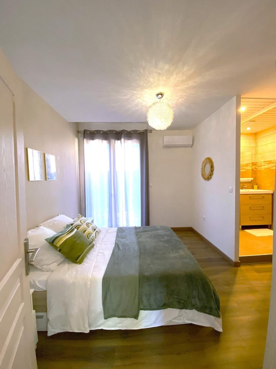 Photo of the whole room, Bedroom
