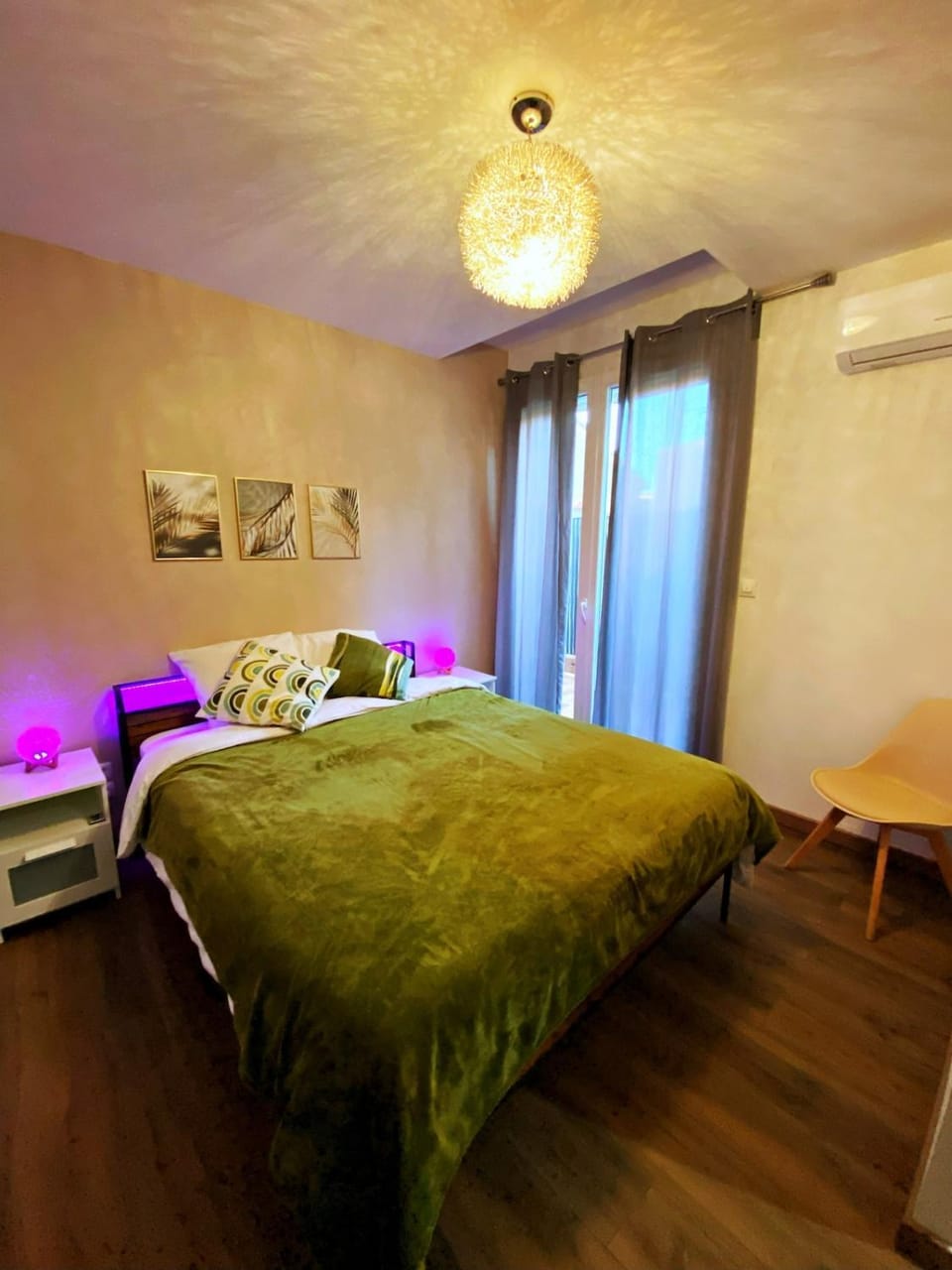 Bed, Photo of the whole room, Bedroom