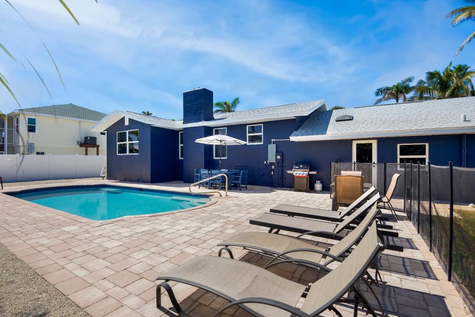 Anchors Away by Sun Palace Vacations House in Estero Island
