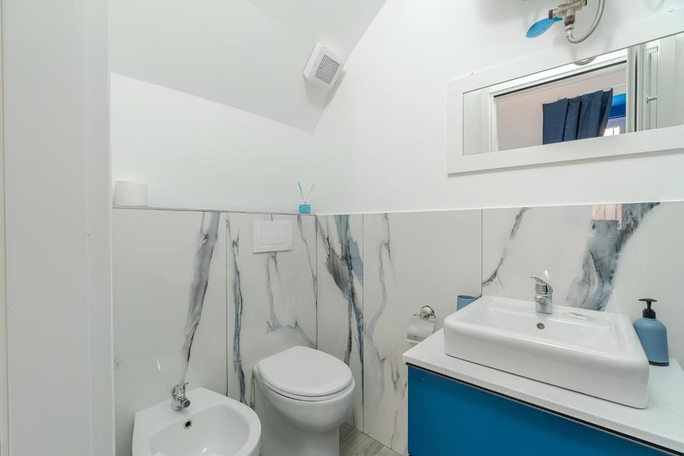 Shower, Toilet, Bathroom, bidet, towels