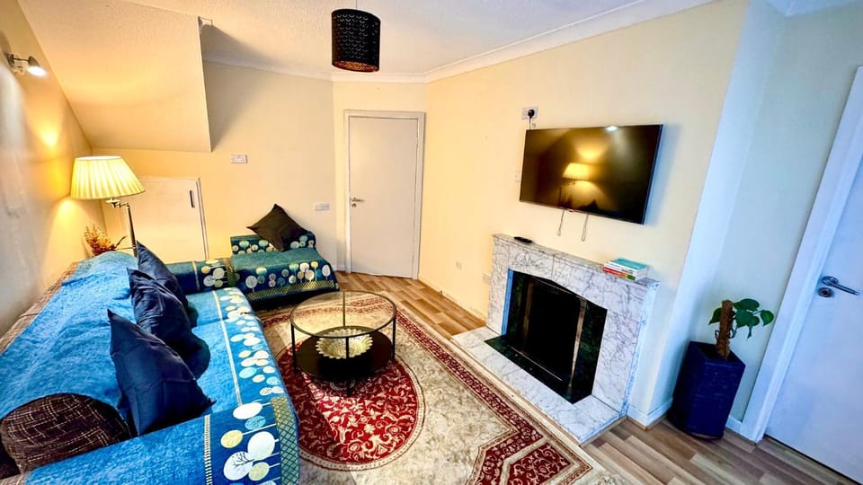 Spacious 4 Bedroom Bungalow with 2 Bathrooms with Garden and Parking in Dublin House in Dublin