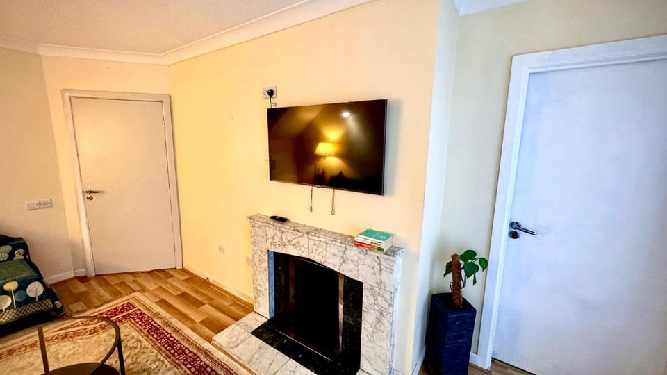 Spacious 4 Bedroom Bungalow with 2 Bathrooms with Garden and Parking in Dublin House in Dublin
