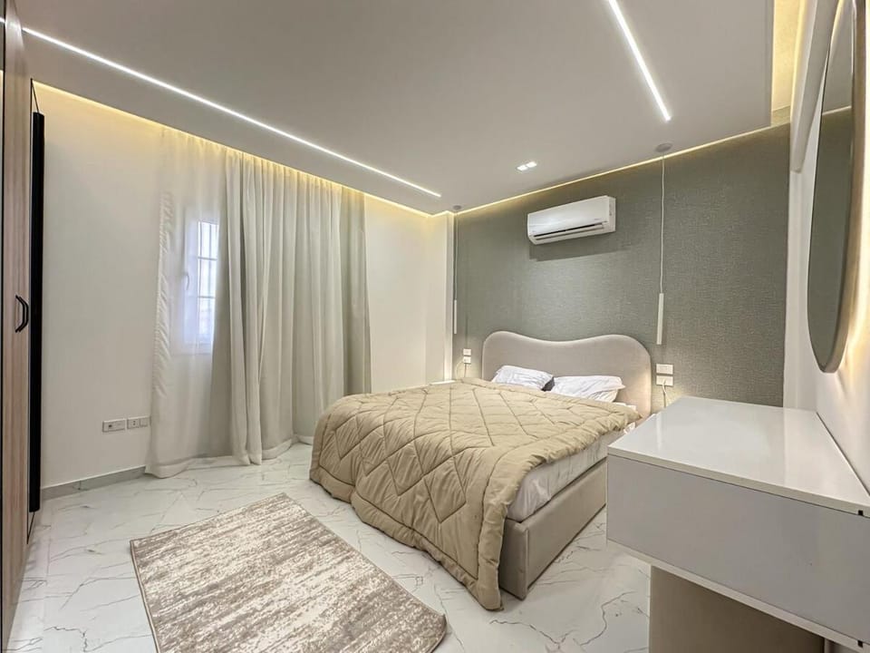 Bed, Photo of the whole room, towels, air conditioner