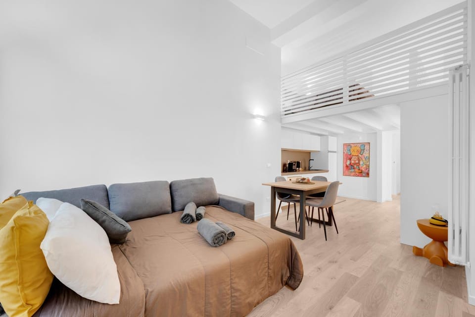 Bed, TV and multimedia, Living room, Photo of the whole room, Seating area, Dining area