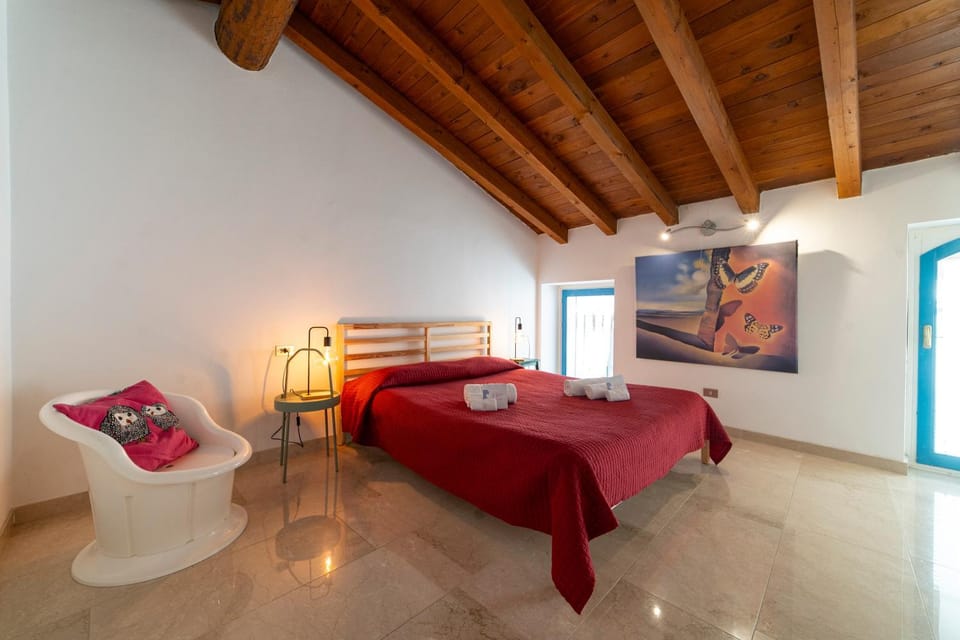 Bed, Living room, Photo of the whole room, Seating area, Bedroom, towels