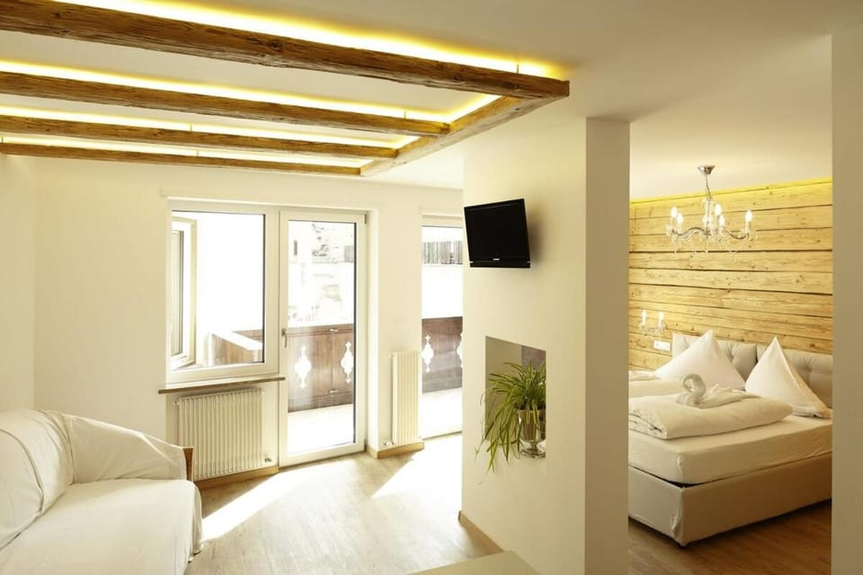 Bed, TV and multimedia, Living room, Photo of the whole room, Seating area, Evening entertainment, Bedroom