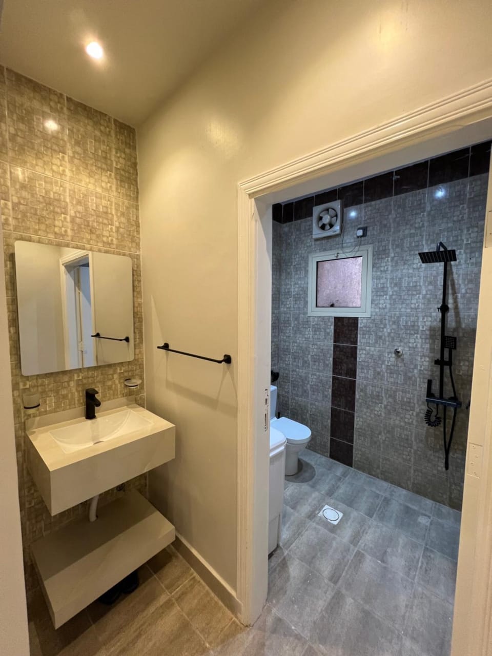 Shower, Toilet