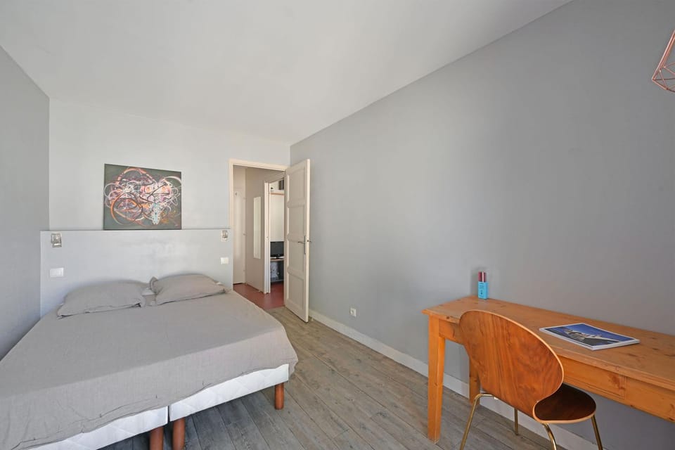 Bed, Photo of the whole room, Seating area, Bedroom