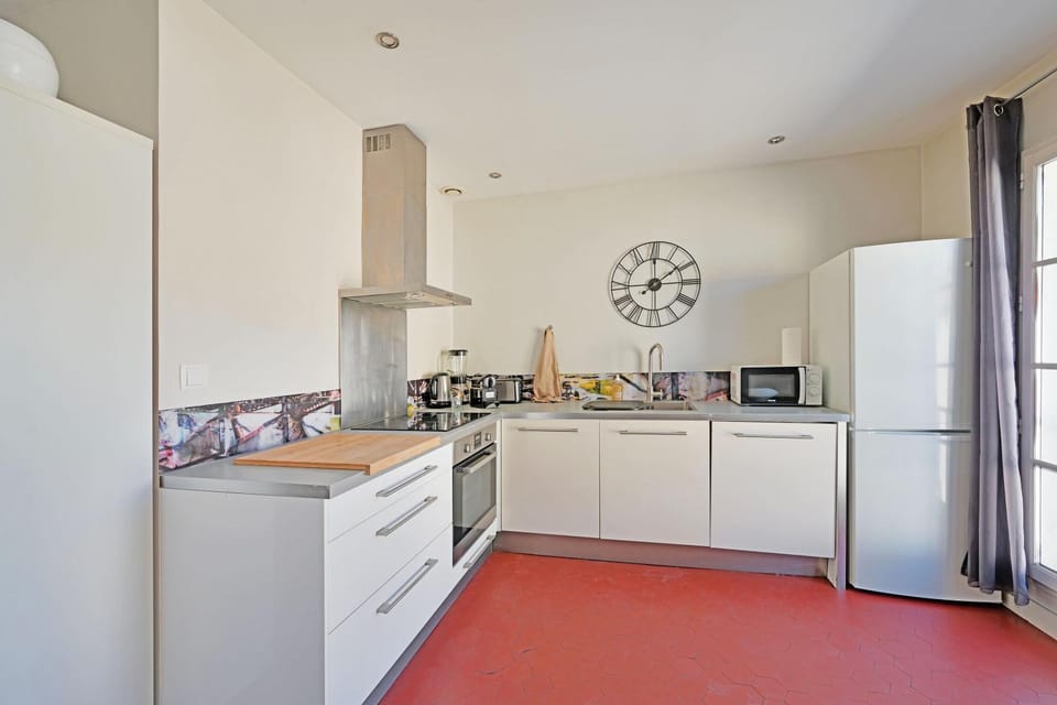 Coffee/tea facilities, microwave, oven, stove, toaster, kitchen