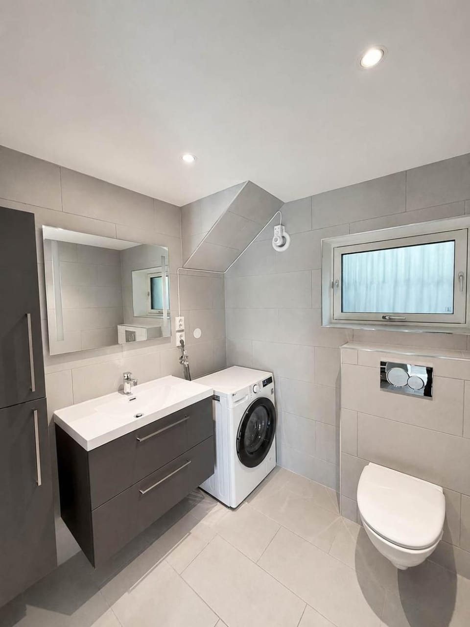 Toilet, Bathroom, towels, washing machine, dryer