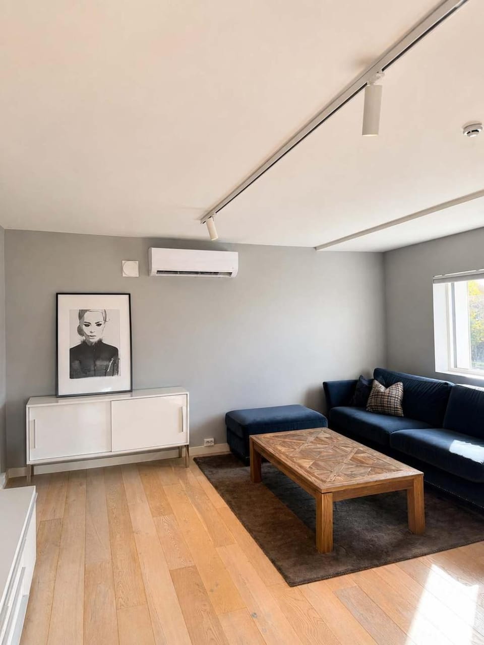 Communal lounge/ TV room, TV and multimedia, Living room, Seating area, Evening entertainment, air conditioner