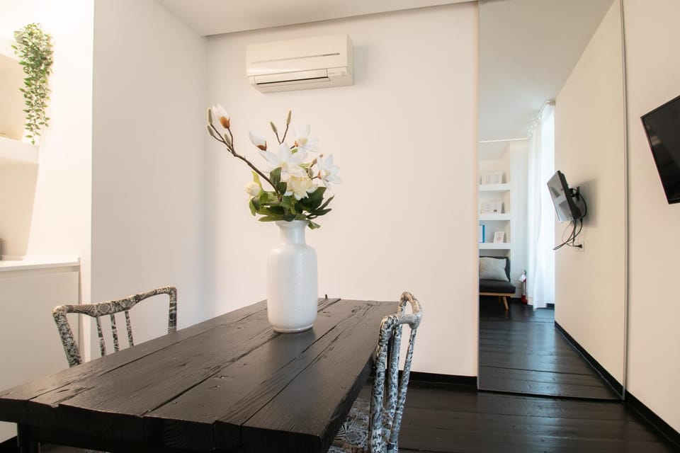 TV and multimedia, Living room, Seating area, Dining area, air conditioner