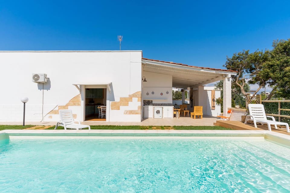 Property building, Swimming pool, sunbed