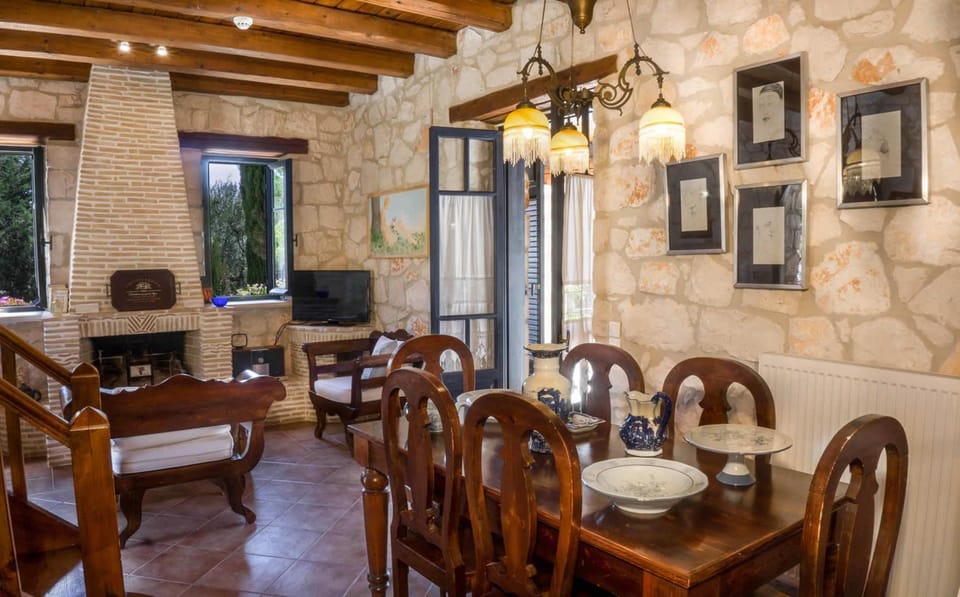 Communal lounge/ TV room, TV and multimedia, Living room, Seating area, Dining area, Evening entertainment