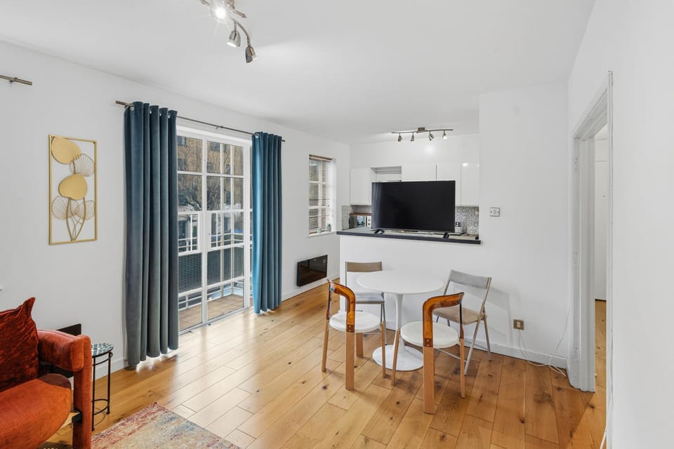 Communal lounge/ TV room, TV and multimedia, Living room, Seating area, Dining area