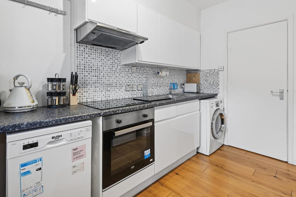 Kitchen or kitchenette, oven, washing machine