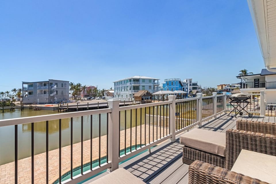 920 Bay Breeze Bungalow- Stunning Bay View Home with Heated Pool! home House in Estero Island