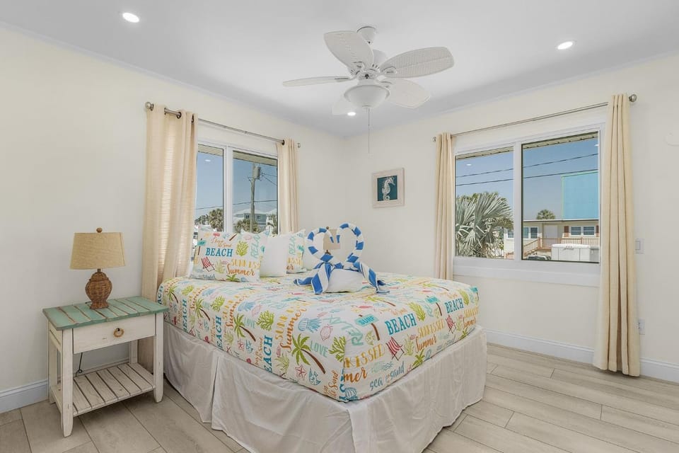 920 Bay Breeze Bungalow- Stunning Bay View Home with Heated Pool! home House in Estero Island