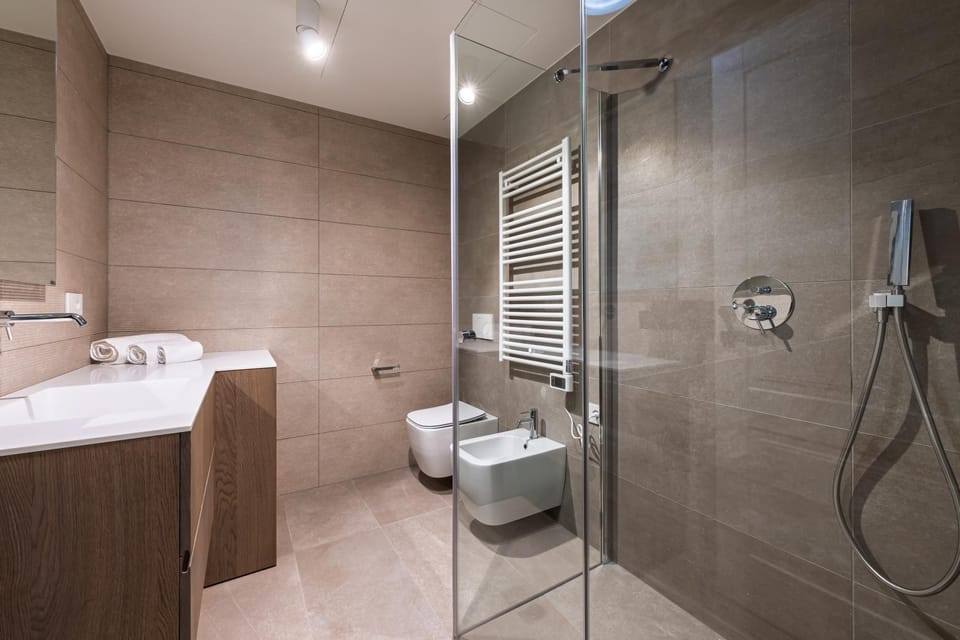 Shower, Toilet, Bathroom, towels