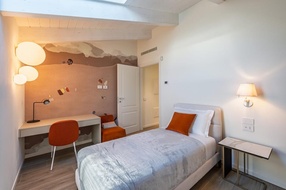 Bed, Photo of the whole room, Bedroom
