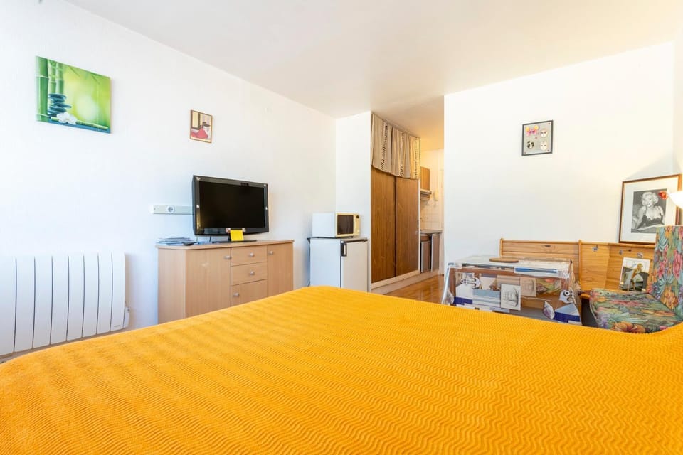 Property building, Living room, Bedroom