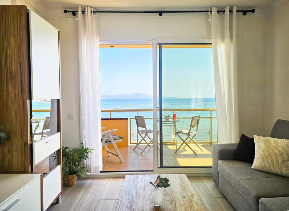 Apartamento Celeste frente al mar Apartment in L'Escala