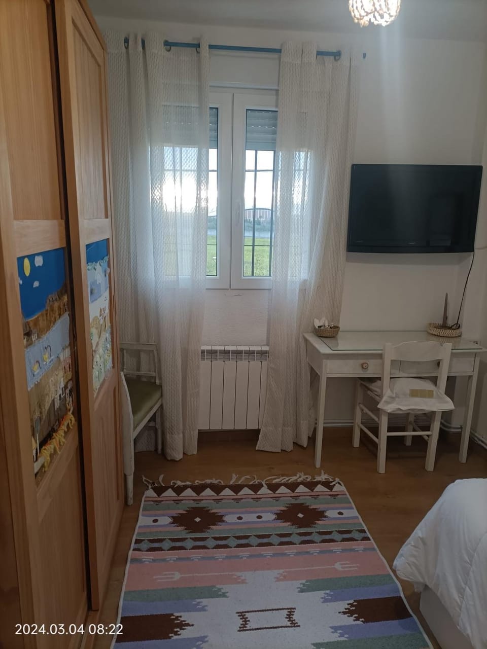 Bed, TV and multimedia, Photo of the whole room, Bedroom