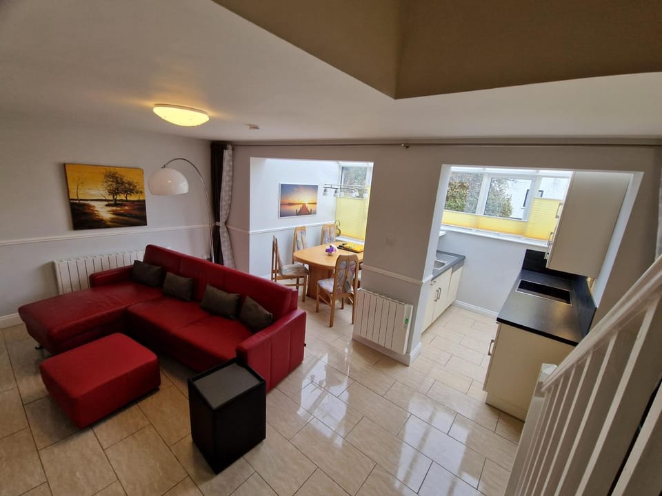 TV and multimedia, Kitchen or kitchenette, Living room, Seating area, Dining area