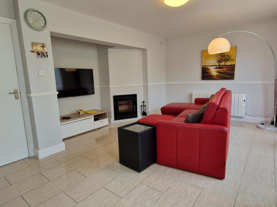 TV and multimedia, Living room, Seating area, Evening entertainment