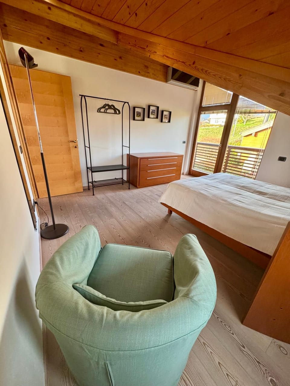 Photo of the whole room, Bedroom