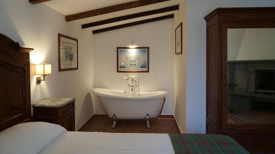Bed, Photo of the whole room, Bedroom, Bath