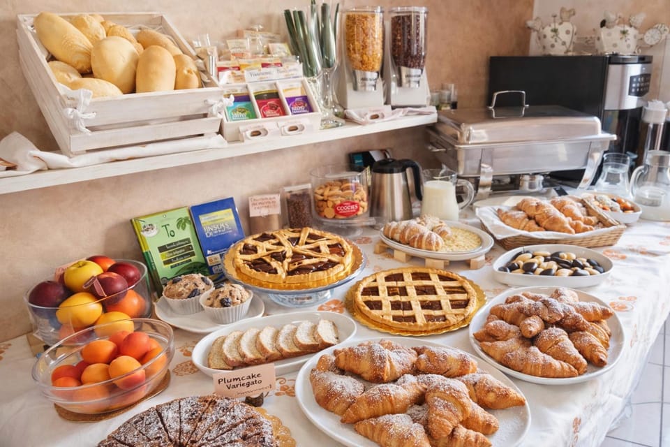 Food and drinks, Food, Breakfast, Continental breakfast, Buffet breakfast