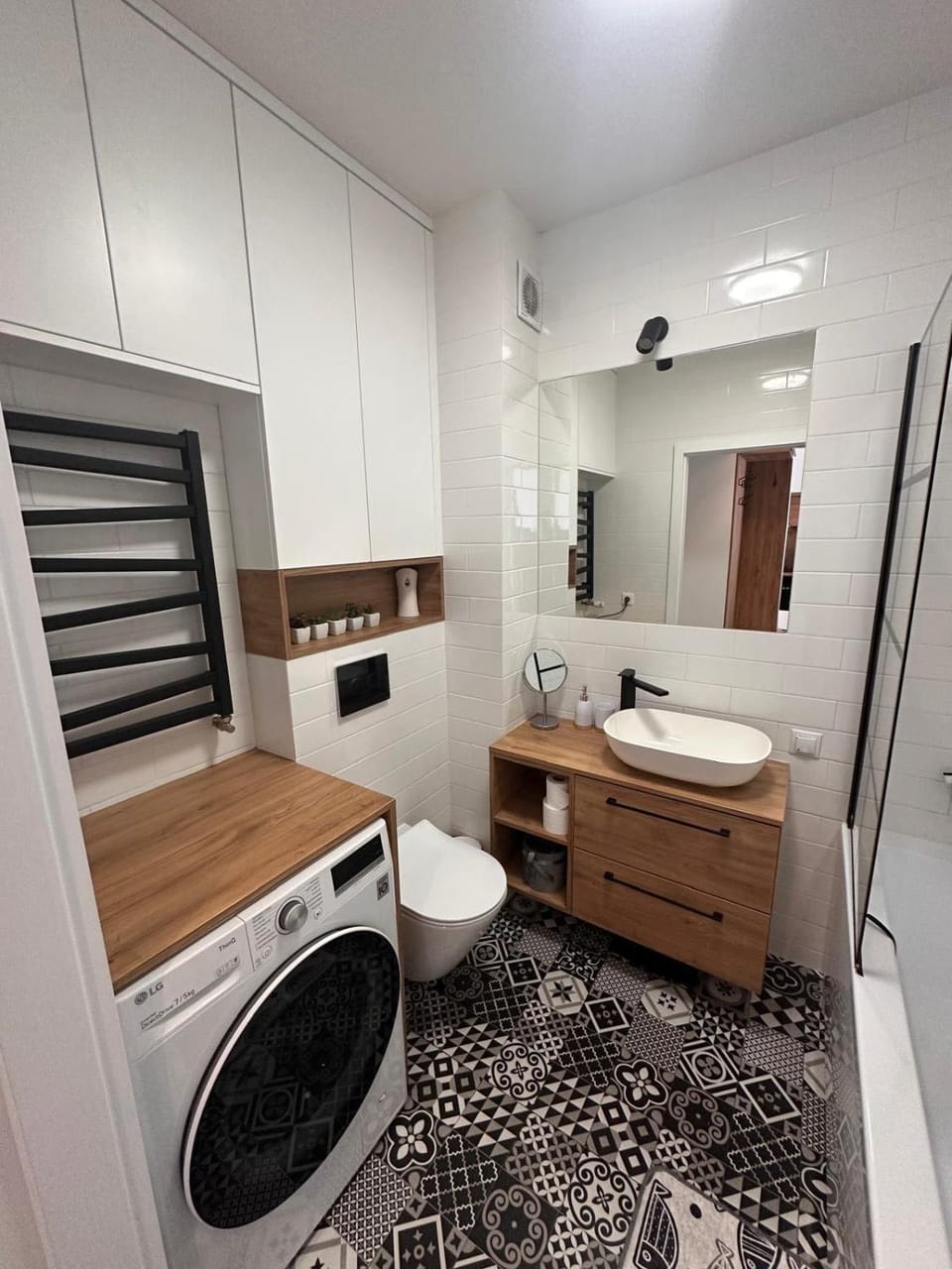 Toilet, Bathroom, towels, washing machine, dryer