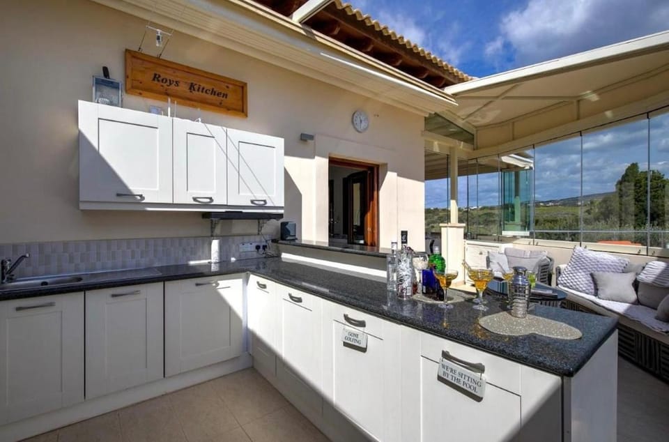 3bed Villa , Heated Swimming Pool , Mountain Views Apartment in Kouklia