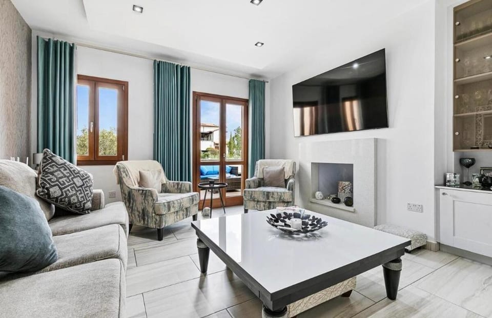 3bed Villa , Heated Swimming Pool , Mountain Views Apartment in Kouklia