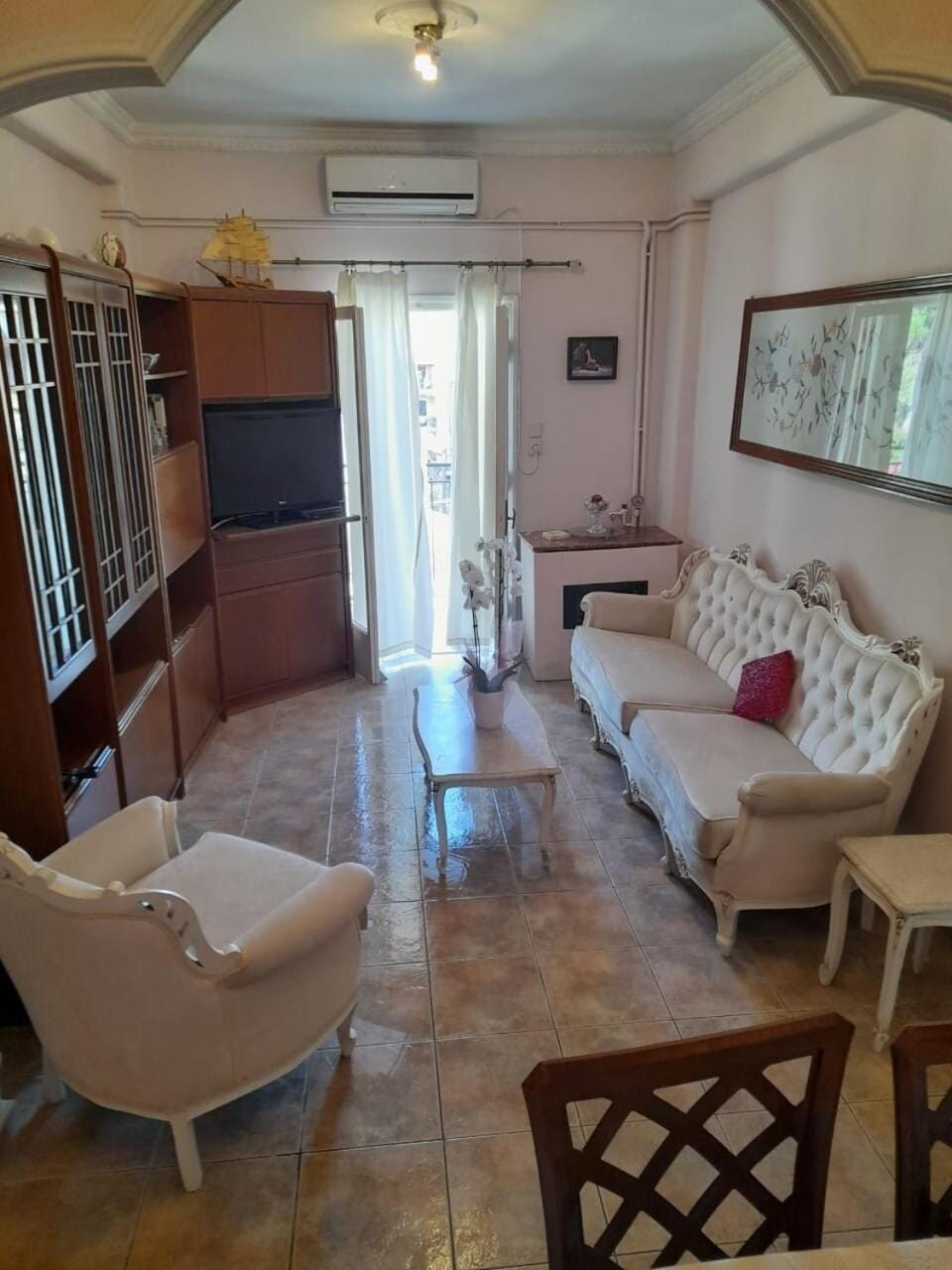 Communal lounge/ TV room, TV and multimedia, Living room, Photo of the whole room, Seating area, Dining area, air conditioner