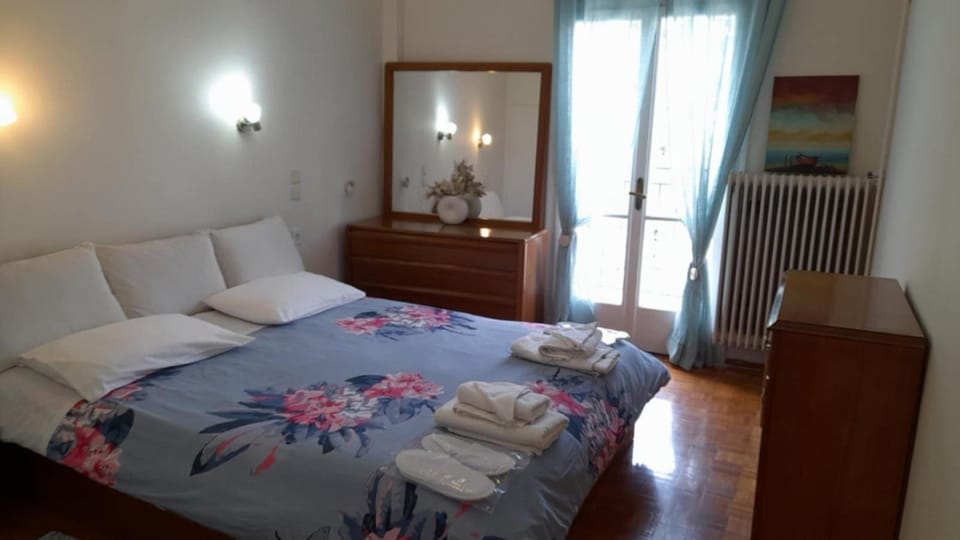 Bedroom, flat iron, towels