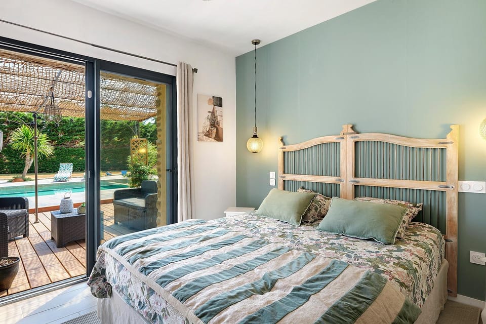 Property building, Living room, Bedroom